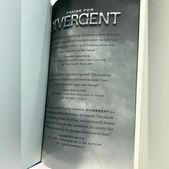 Divergent -  Veronica Roth - Hardcover Book 📖 - Picture 2 of 11
